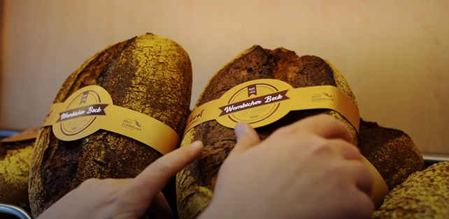 Zwei Laib Brot mit Banderole Wombicher Beck