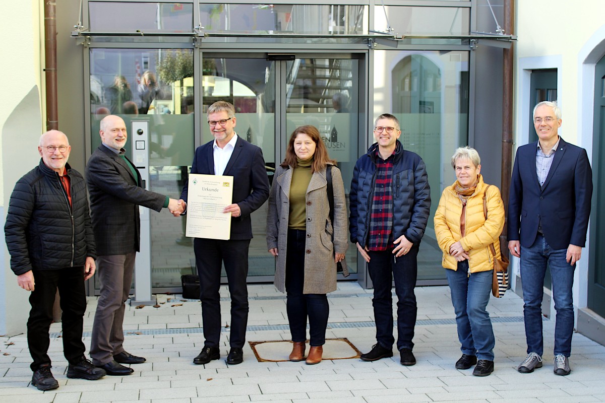 Dorfbewohner freuen sich zusammen mit dem Bürgermeister von Gunzenhausen und Mitarbeitern des Amts für Ländliche Entwicklung Mittelfranken über den Start der Dorferneuerung in Oberwurmbach