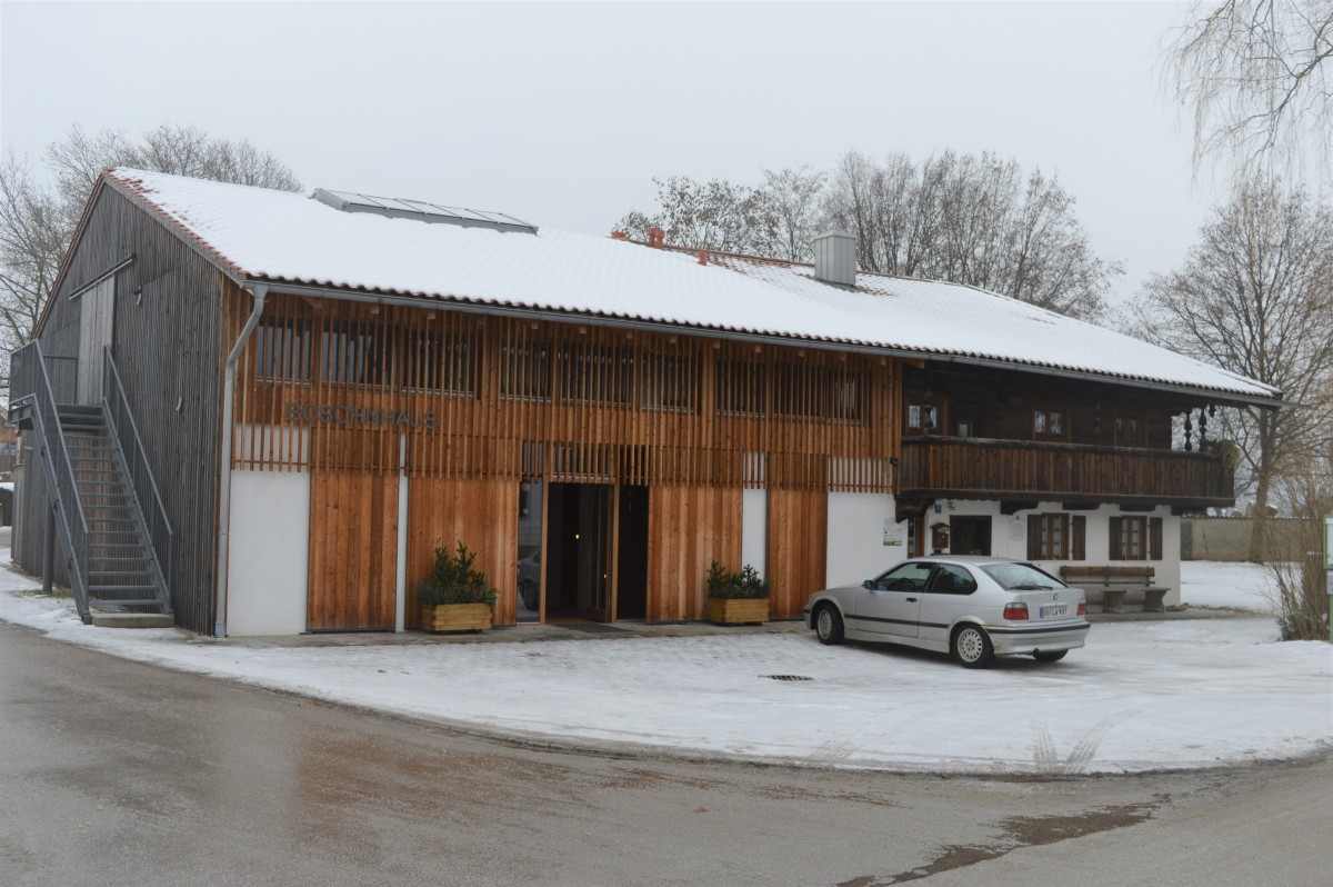 Ein Haus mit Holzelementen in der Fassade im Winter.
