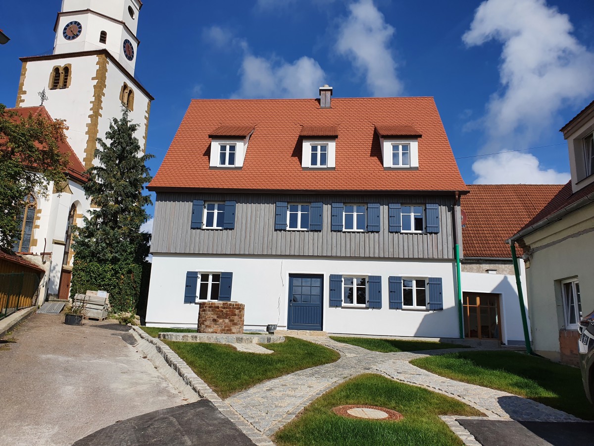 Ansicht des sanierten Gebäudes im Umfeld der Birkhausener Kirche.