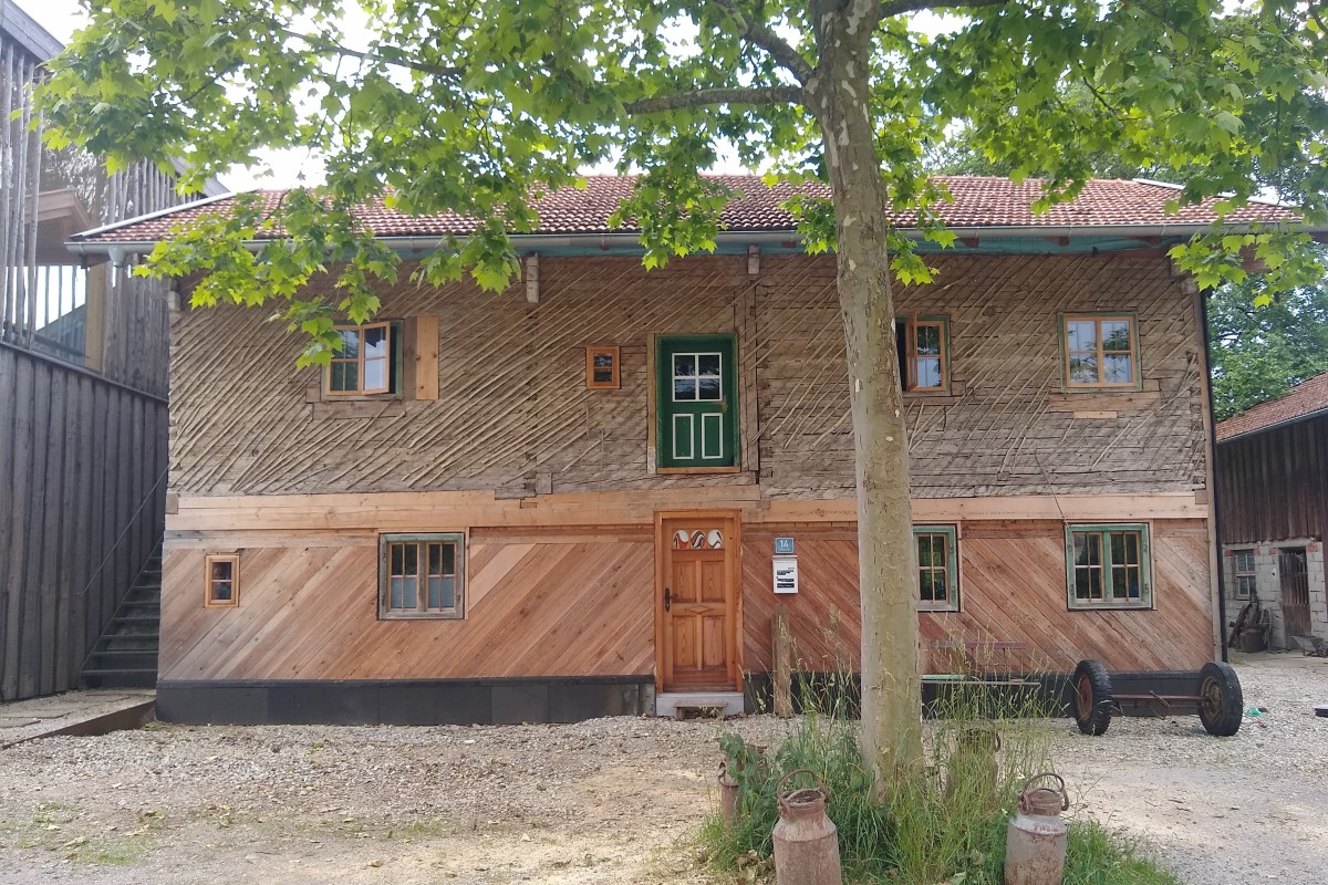 Ein Bild von einem sanierten Blockhaus