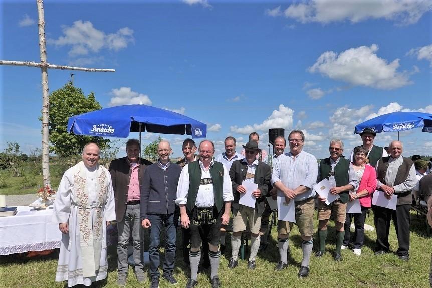 Gruppenbild mit Vorstand der Flurneuordnung Frieding