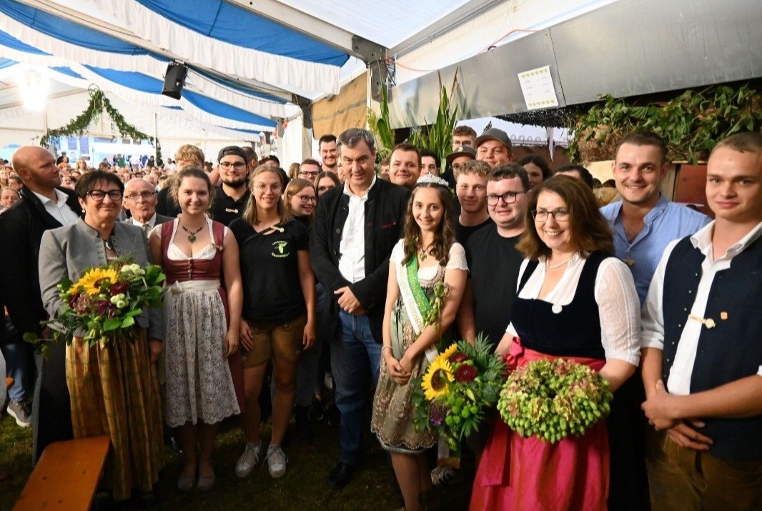 Die neu gewählte Hopfenkönigin mit Ministerpräsident Markus Söder.