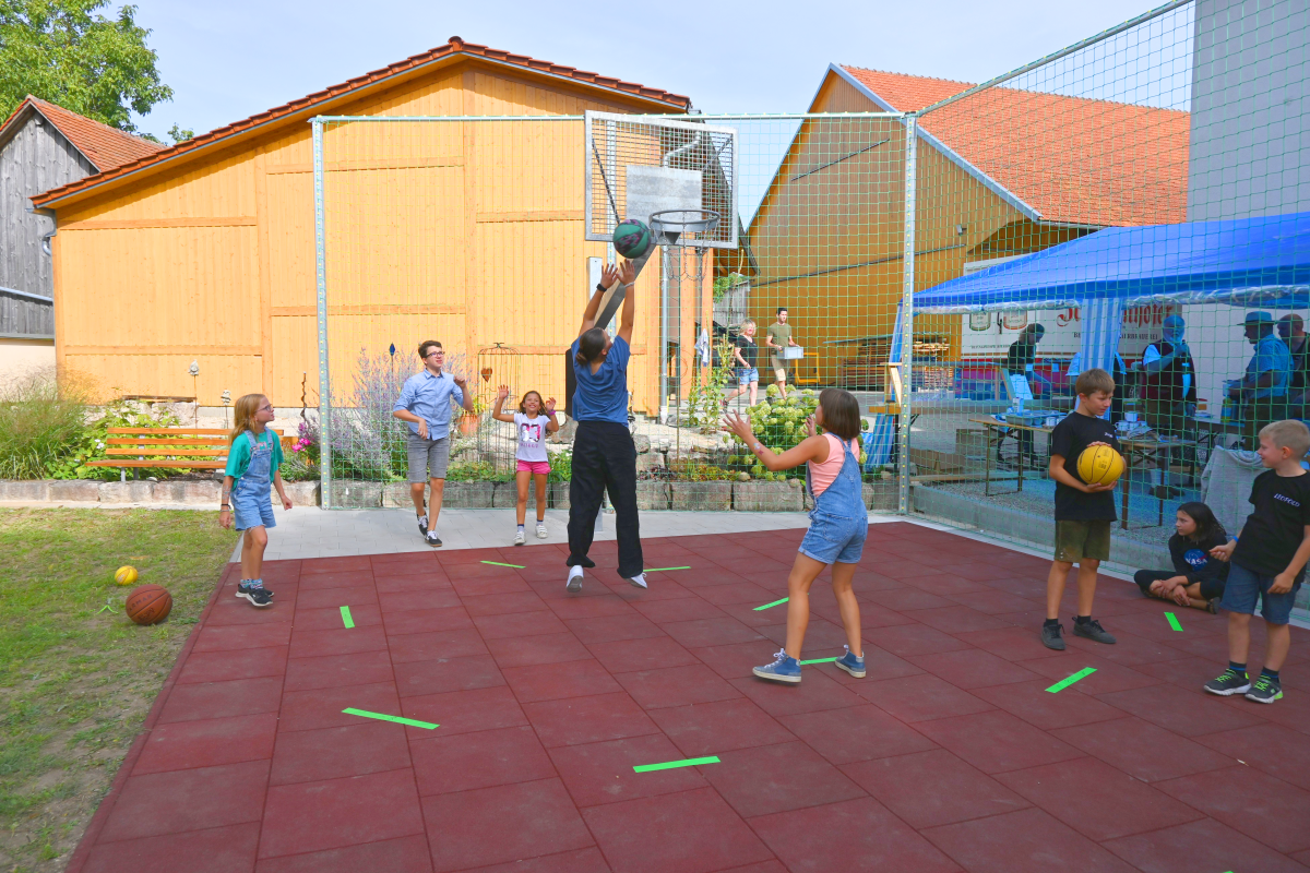 Mehrere Menschen beim Basketball spielen.