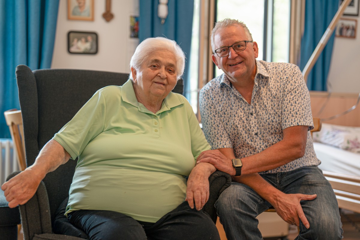 Initiator Roman Ohneberg mit einer Bewohnerin