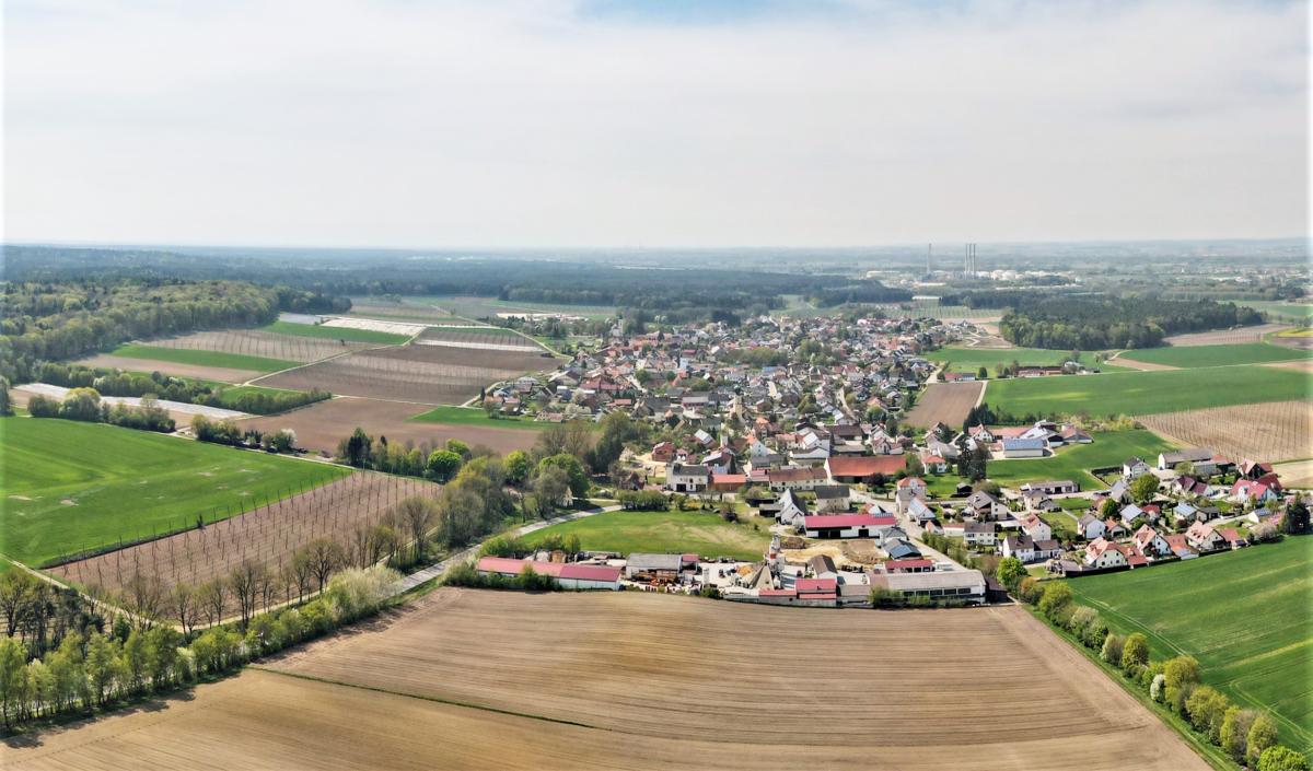 Luftbild von Mühlhausen, einem Ortsteil der Stadt Neustadt a.d.Donau (Landkreis Kelheim)