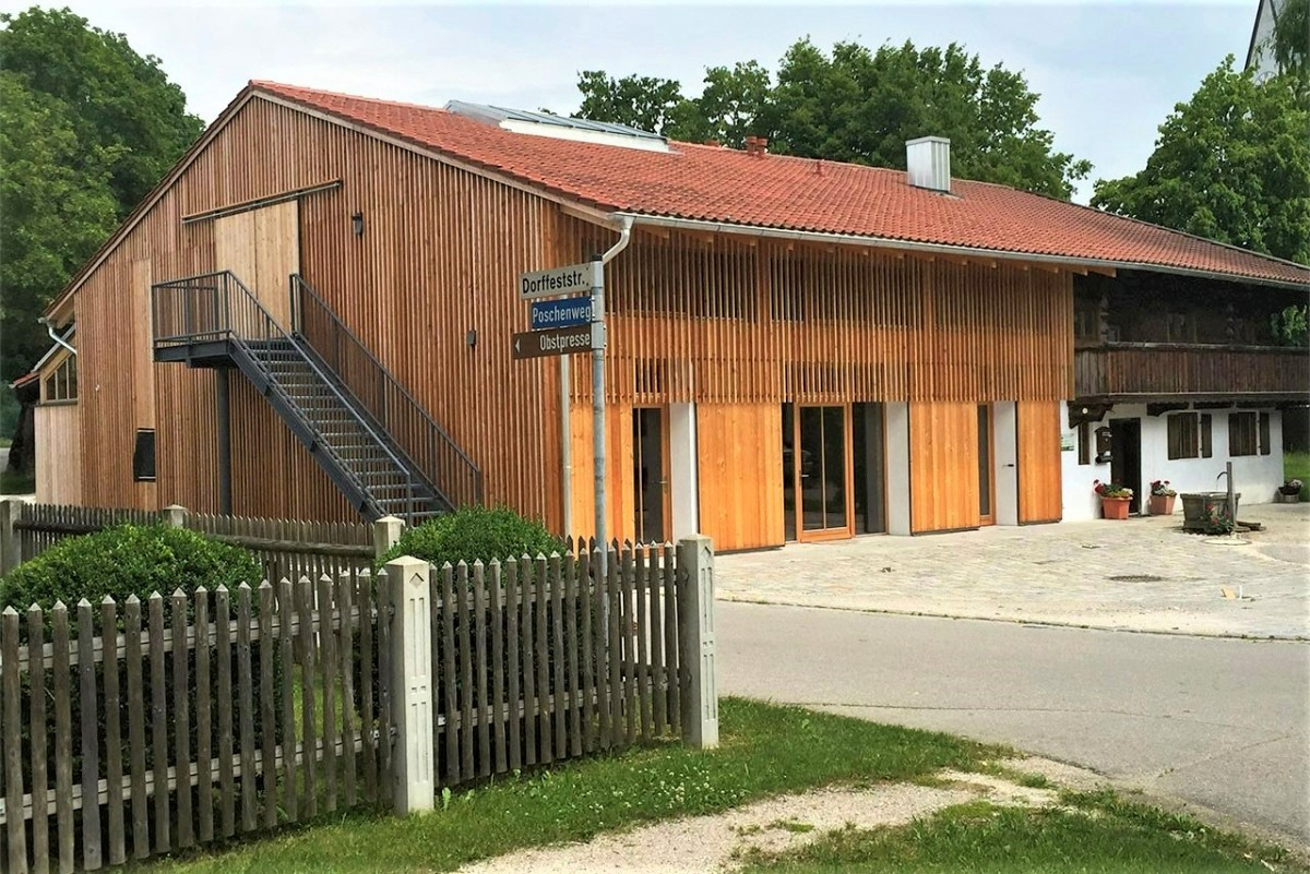 Ein Bild von einem Haus mit Holzfassade