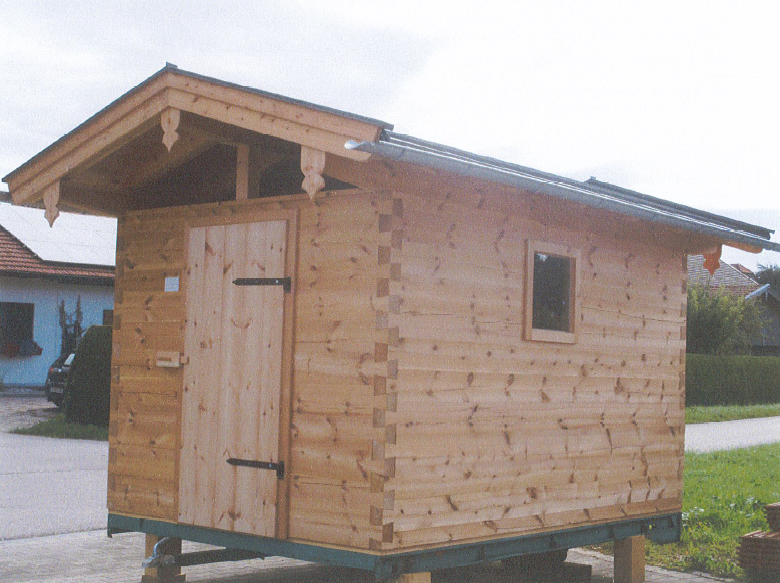 Eine kleine Hütte aus Holz.