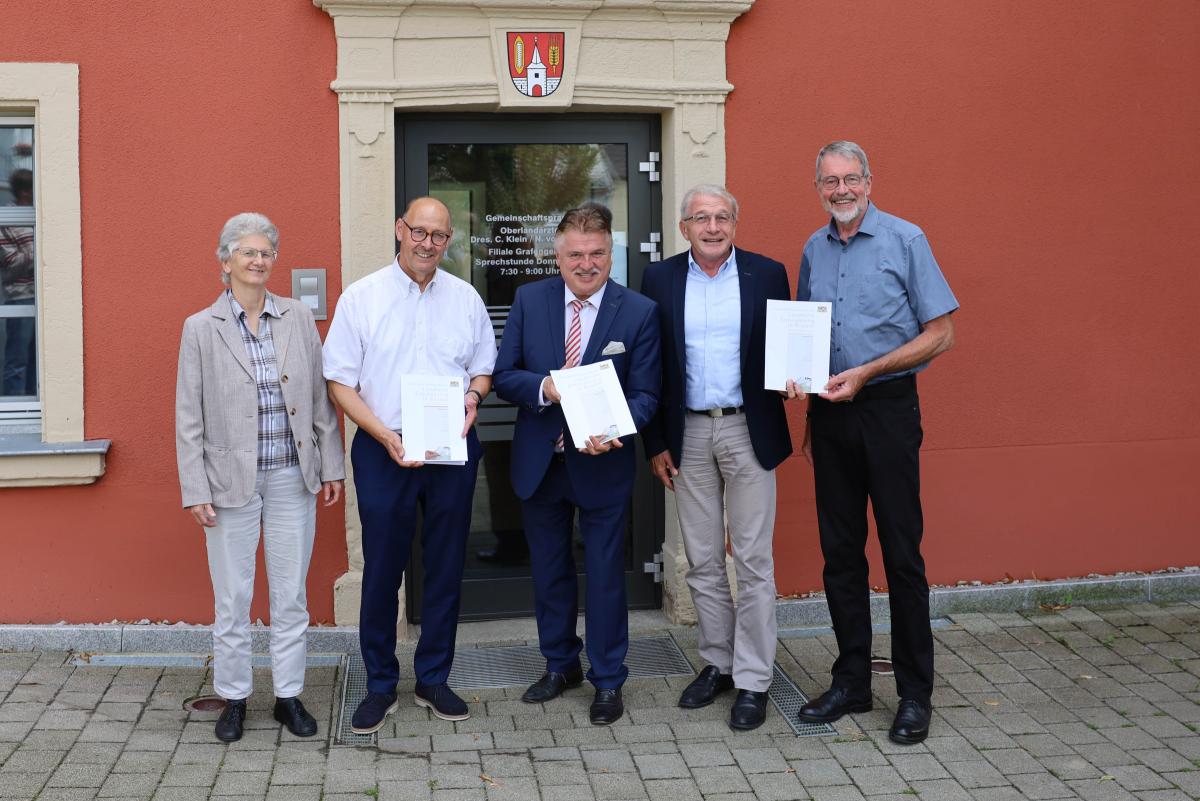 Offiziellen Übergabe der Landkreisinformationen des Amts für Ländliche Entwicklung Oberfranken (ALE) in Grafengehaig (v.l.): Claudia Stich – stellvertretende Abteilungsleiterin ALE, Manfred Neumeister – Stellvertreter des Landrates Landkreis Bayreuth, Klaus Peter Söllner – Landrat Landkreis Kulmbach, Lothar Winkler – Amtsleiter ALE, Volker Kirschenlohr – 2. Bürgermeister Grafengehaig.