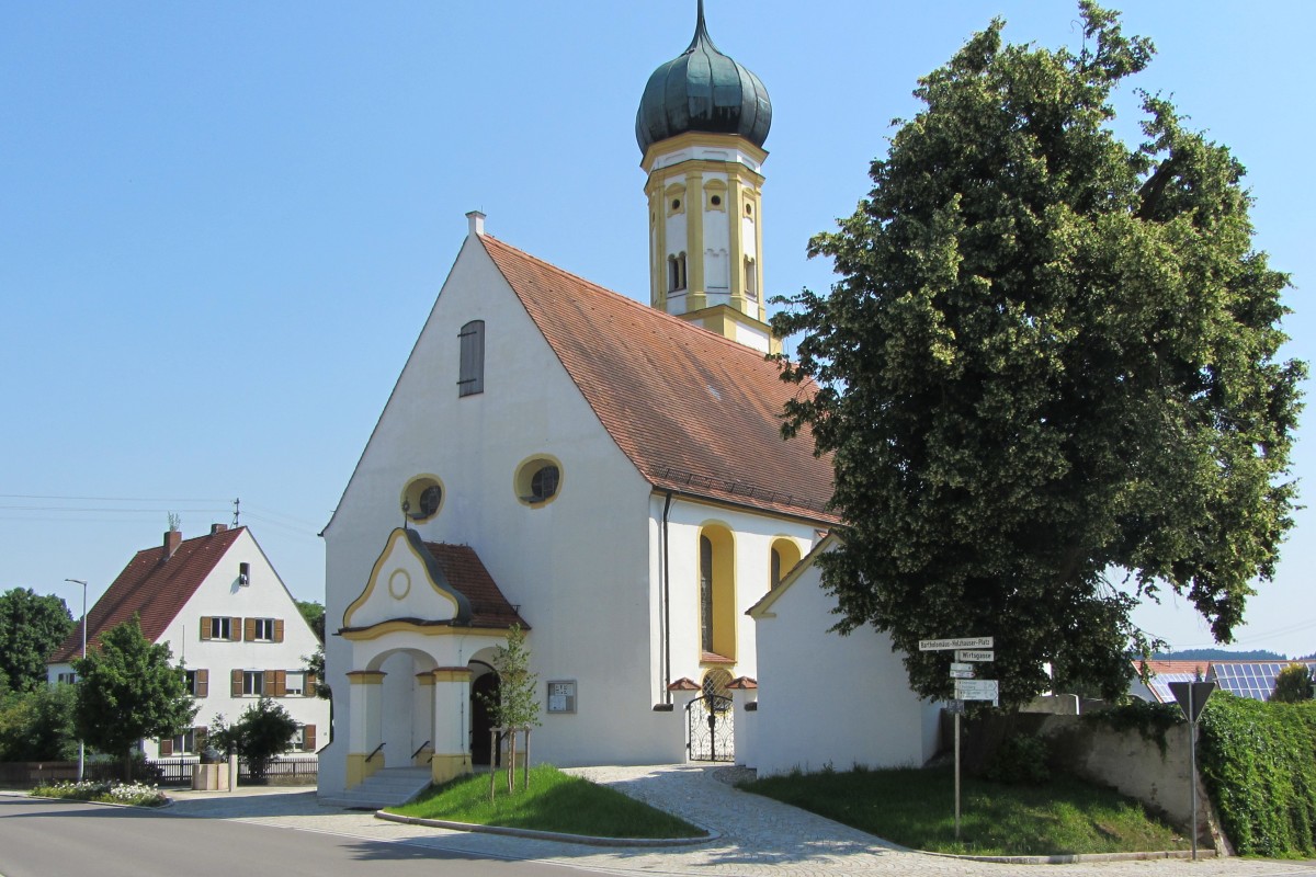 Blick auf die Pfarrkirche, deren Umfeld neugestaltet wurde.