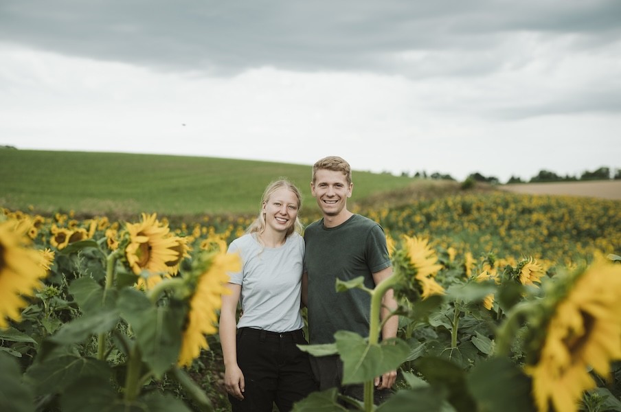 Maria und Johann Kirchfeld in einem Sonnenblumenfeld.