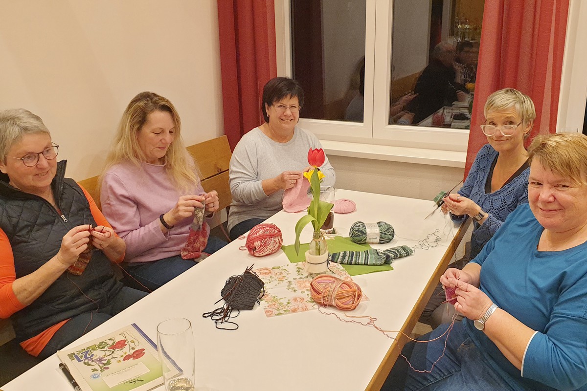 Strickerinnen beim Stricken in der Alten Schule in Reichau.