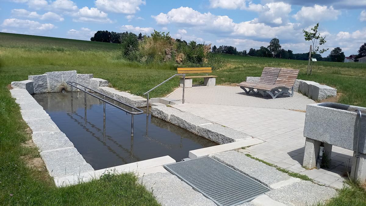 Der Radweg führt an einer Kneipp-Anlage vorbei.