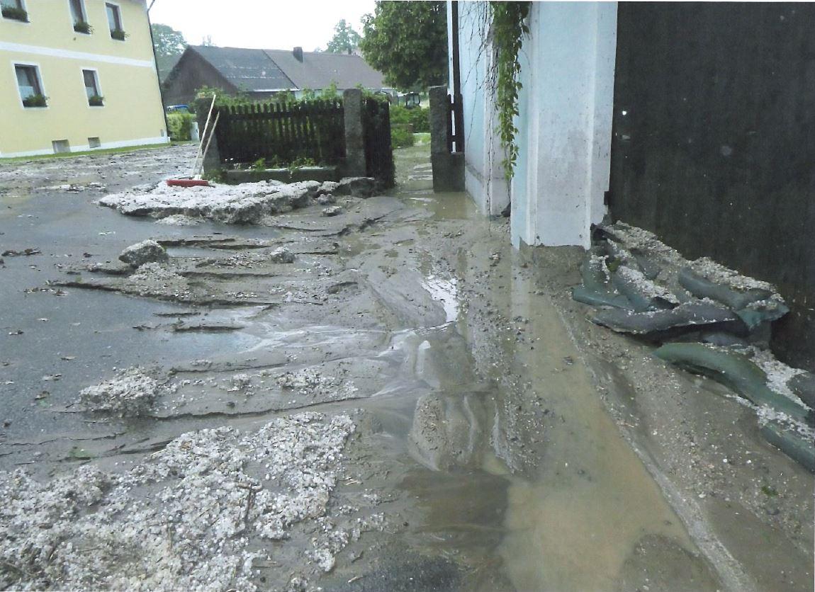 Auf dem Bild ist Wasser und Schlamm zu sehen