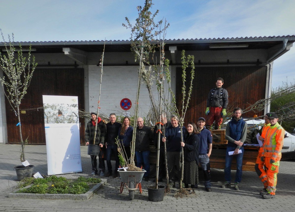 Gruppenbild bei der Pflanzausgabe