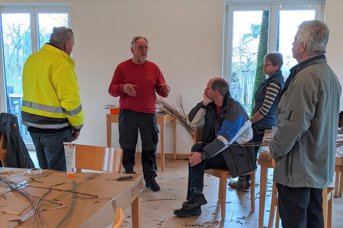 Teilnehmer des Veredelungskurses hören gespannt dem vortragenden Alfons Weiglein zu.