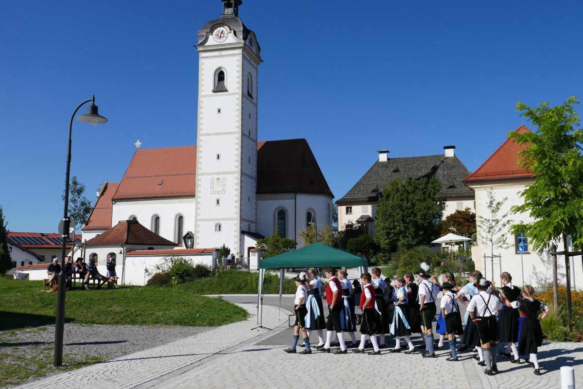 Trachtengruppe läuft über Dorfplatz