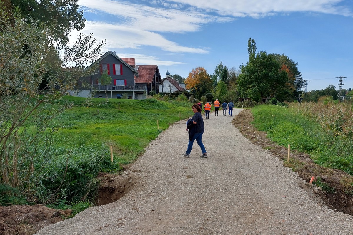 Blick auf den noch nicht fertiggestellten Talaueweg in Langenneufnach