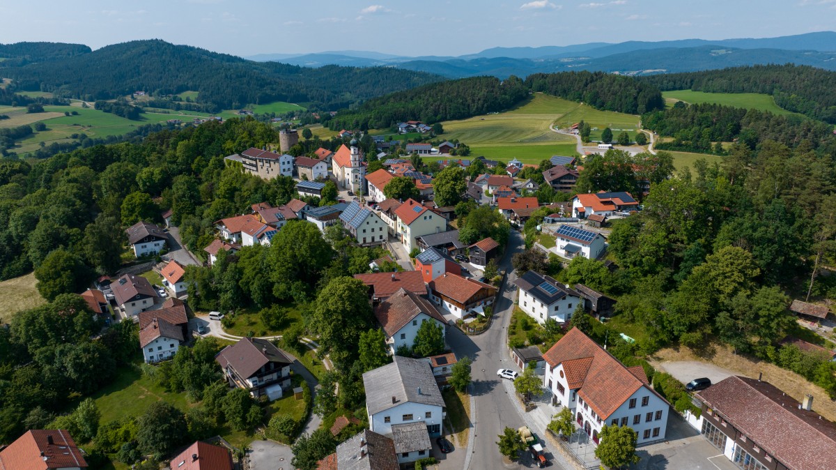Luftbildaufnahme des Burgdorfes Kollnburg im Landkreis Regen