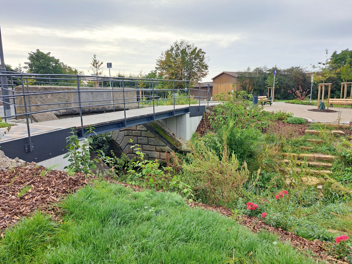 Fußgängerüberweg und westliche Sandsteinbrücke